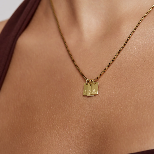 Collana con targhetta personalizzata e iniziale