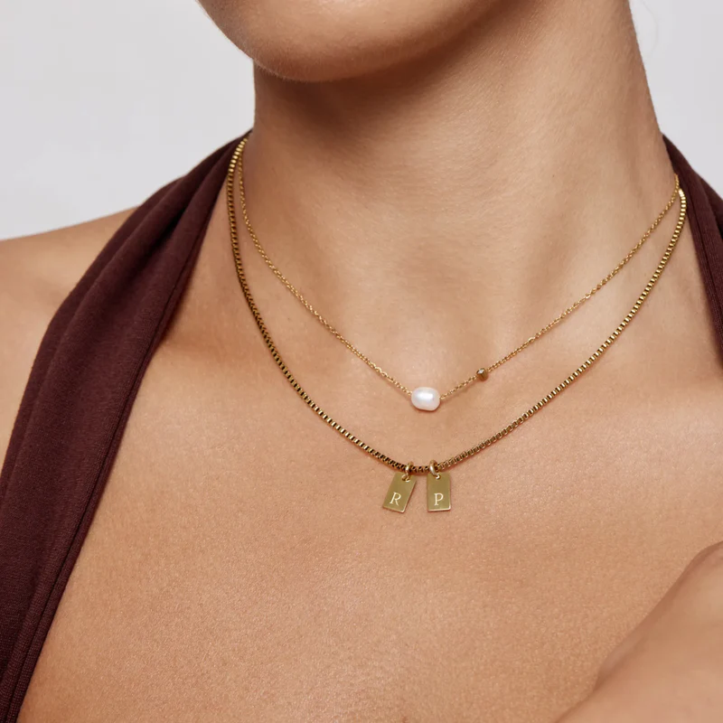 Collana con targhetta personalizzata e iniziale