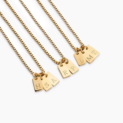 Collana con targhetta personalizzata e iniziale