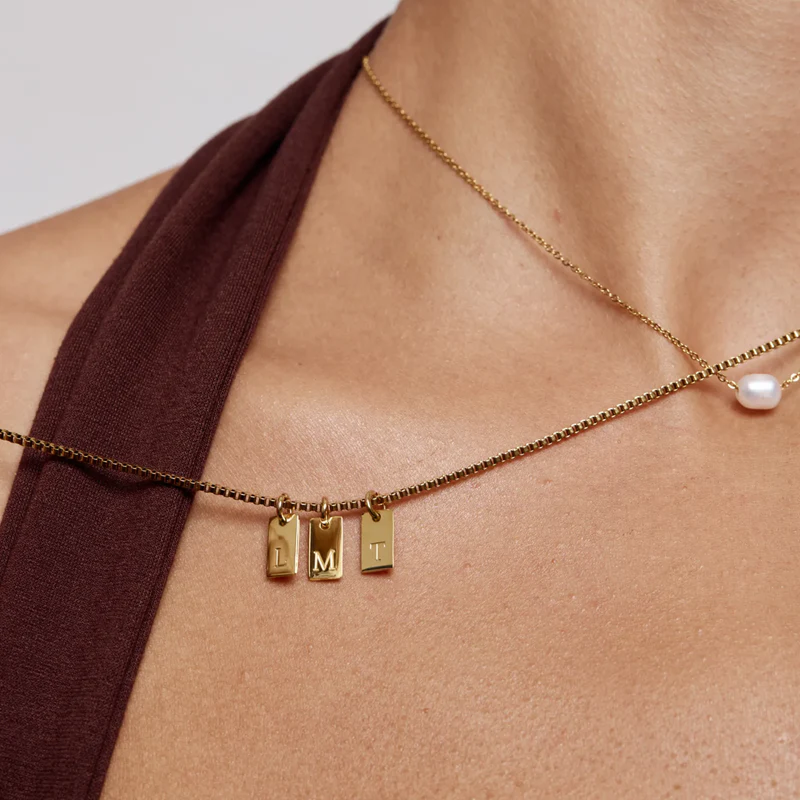 Collana con targhetta personalizzata e iniziale