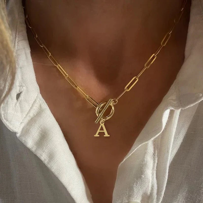 Collana con chiusura a cerchio e iniziale a forma di fermaglio