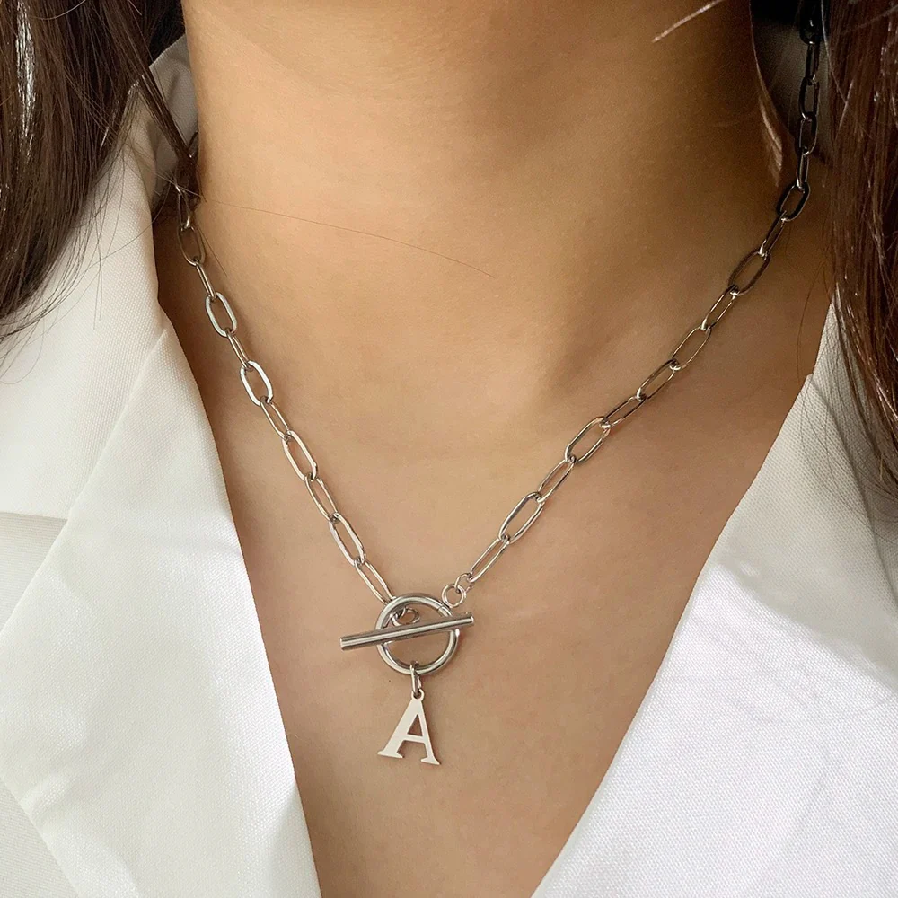 Collana con chiusura a cerchio e iniziale a forma di fermaglio