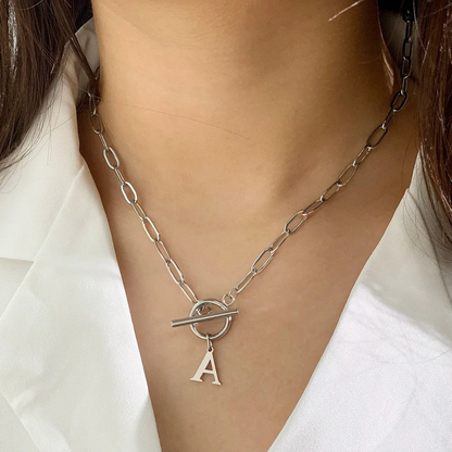 Collana con chiusura a cerchio e iniziale a forma di fermaglio