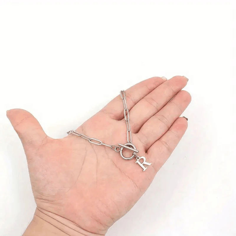 Collana con chiusura a cerchio e iniziale a forma di fermaglio