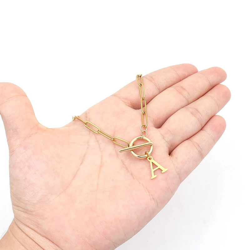Collana con chiusura a cerchio e iniziale a forma di fermaglio