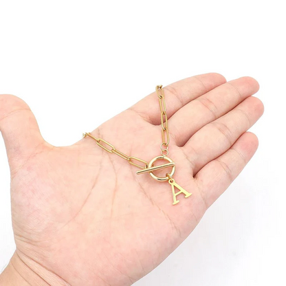 Collana con chiusura a cerchio e iniziale a forma di fermaglio
