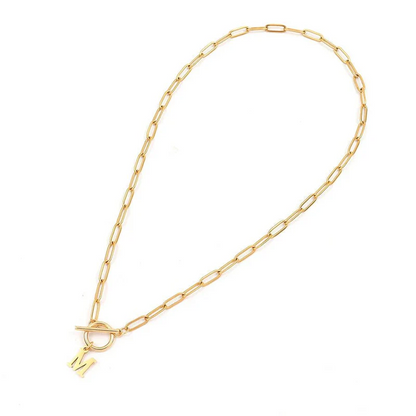Collana con chiusura a cerchio e iniziale a forma di fermaglio